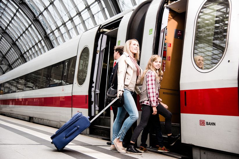 Mutter mit Kindern beim Einsteigen in den ICE