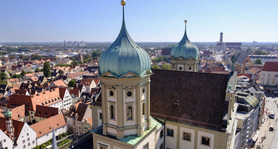 Das Rathaus in Augsburg aus der Volgelperspektive - BAHNHIT.DE, © getty, Foto: Martin Siepmann