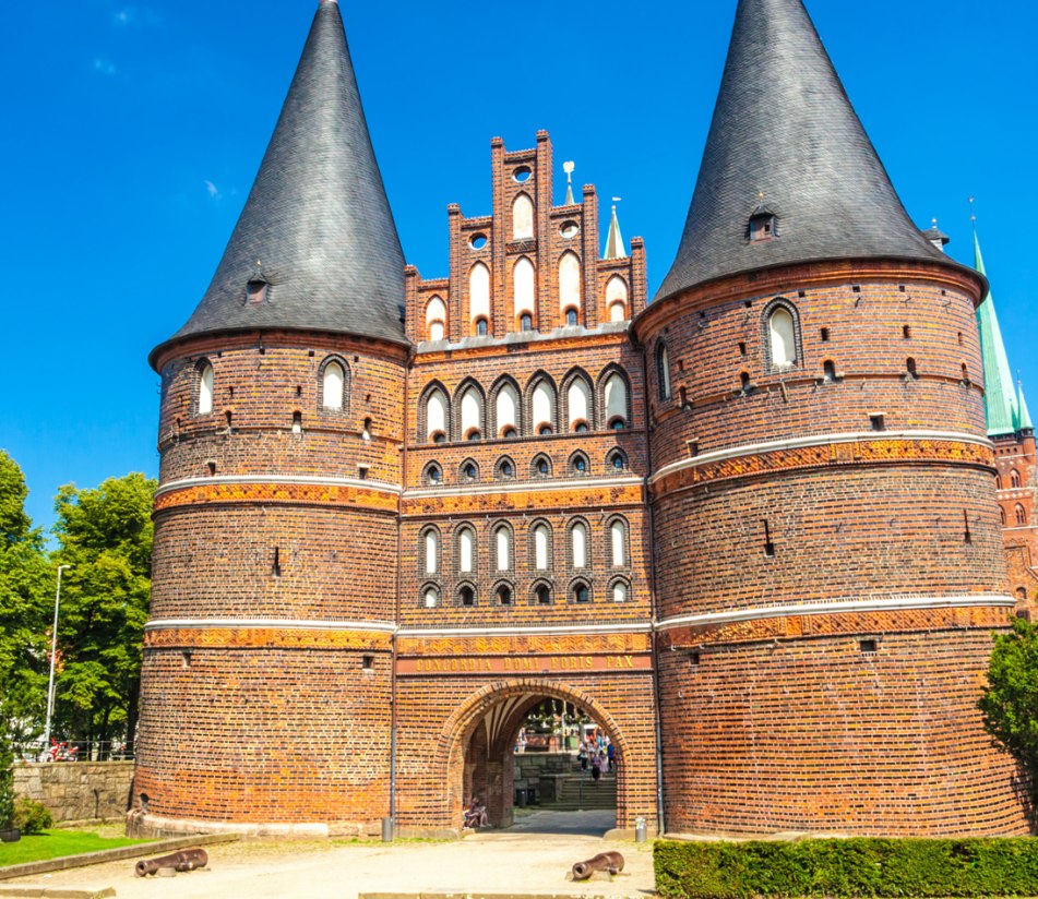 Das Holstentor ist das Wahrzeichen Lübecks - BAHNHIT.DE, © getty, Foto: querbeet