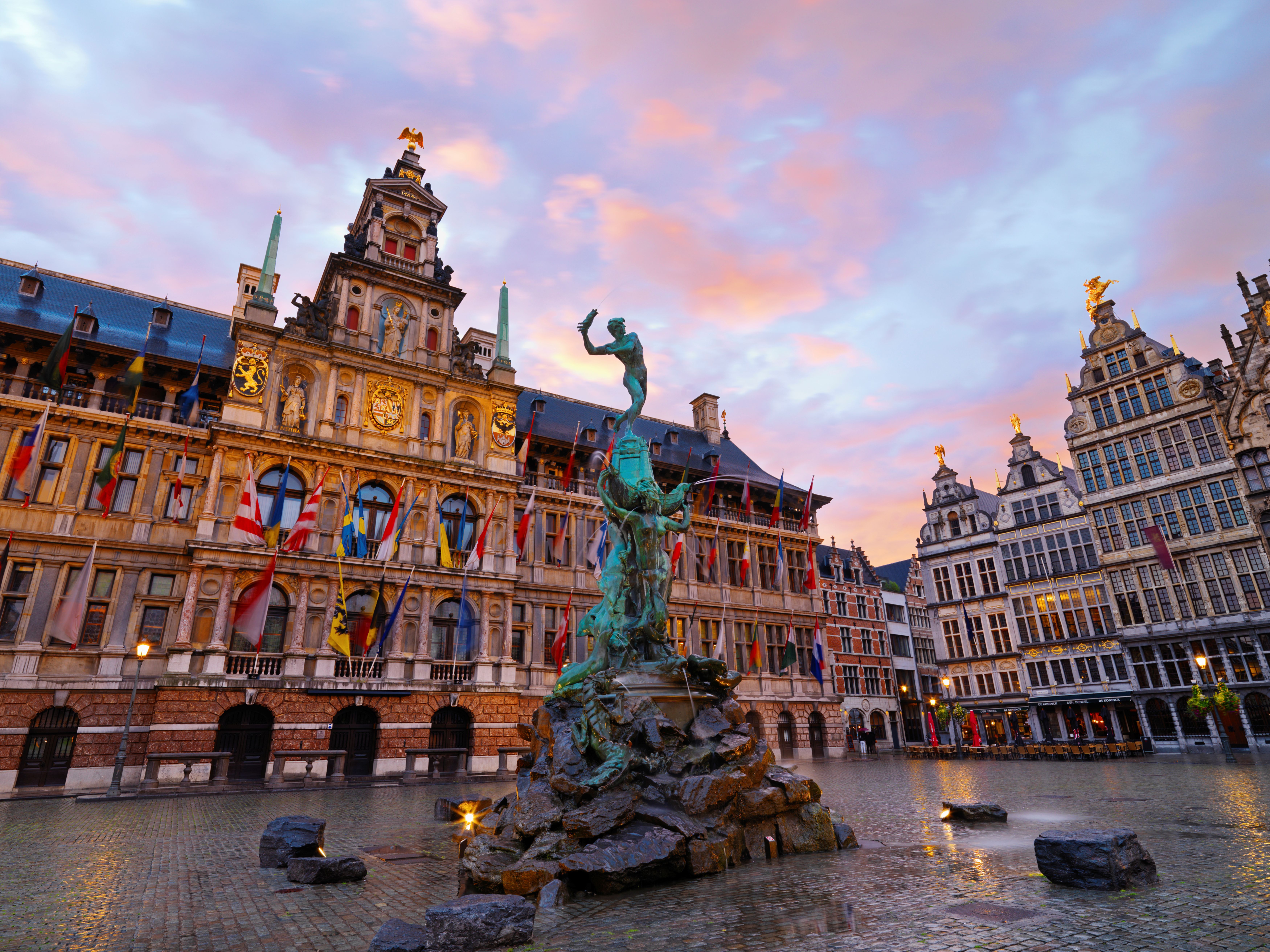 Brabofontein auf dem Grote Markt in Antwerpen bei Regen und rosa Abendhimmel