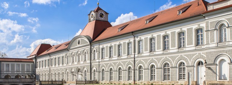Schloss Nymphenburg mit Wassergraben in München - BAHNHIT.DE, © getty, Foto: CAHKT