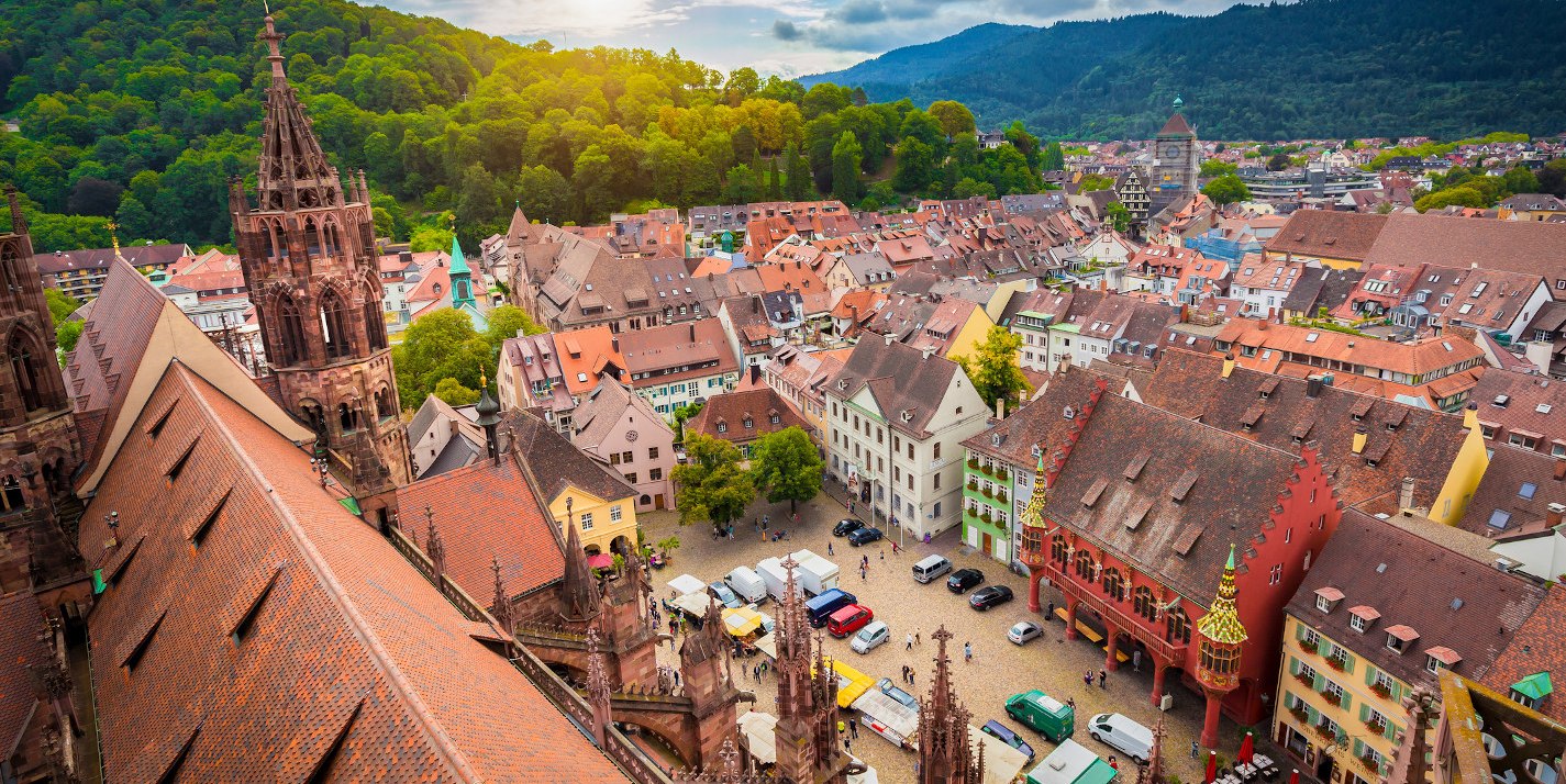 Die Altstadt von Freiburg. - BAHNHIT.DE, © getty, Foto: bluejayphoto