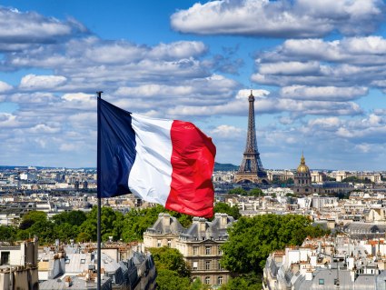Paris Eifelturm mit französischer Flagge , © GettyImages_ Photo by Alessandro Grussu