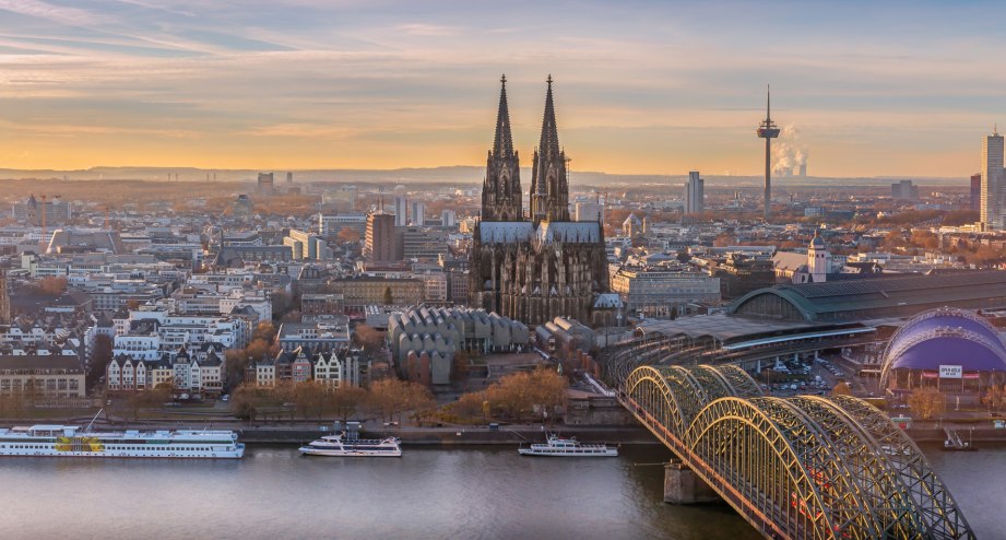 Blick auf Köln mit Hohenzollernbrücke und Dom - BAHNHIT.DE, © getty, Foto: Daniel Bellinghausen